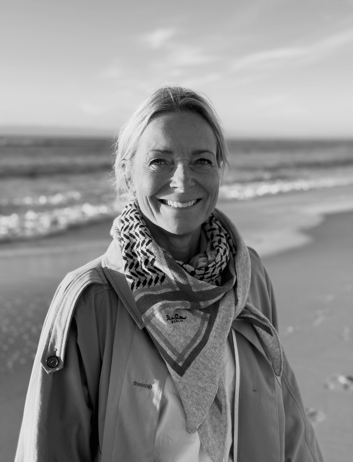 Anette Schaumann, terapeut, sort/hvidt portræt på stranden